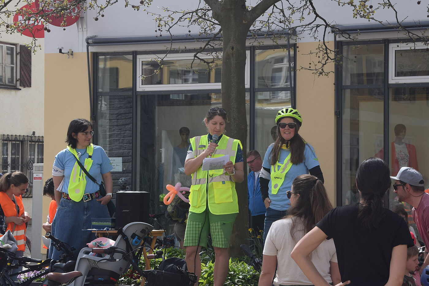 Organisatorinnen 3 Rednerinnen vor Radlern