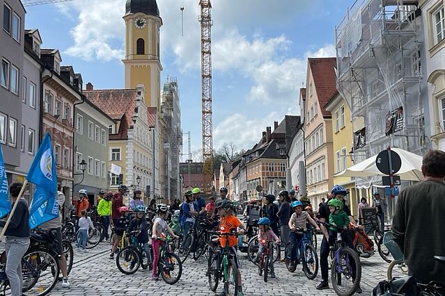 Mit Fahnen und Plakaten Fahrradfahrer mit Plakaten und Fahnen
