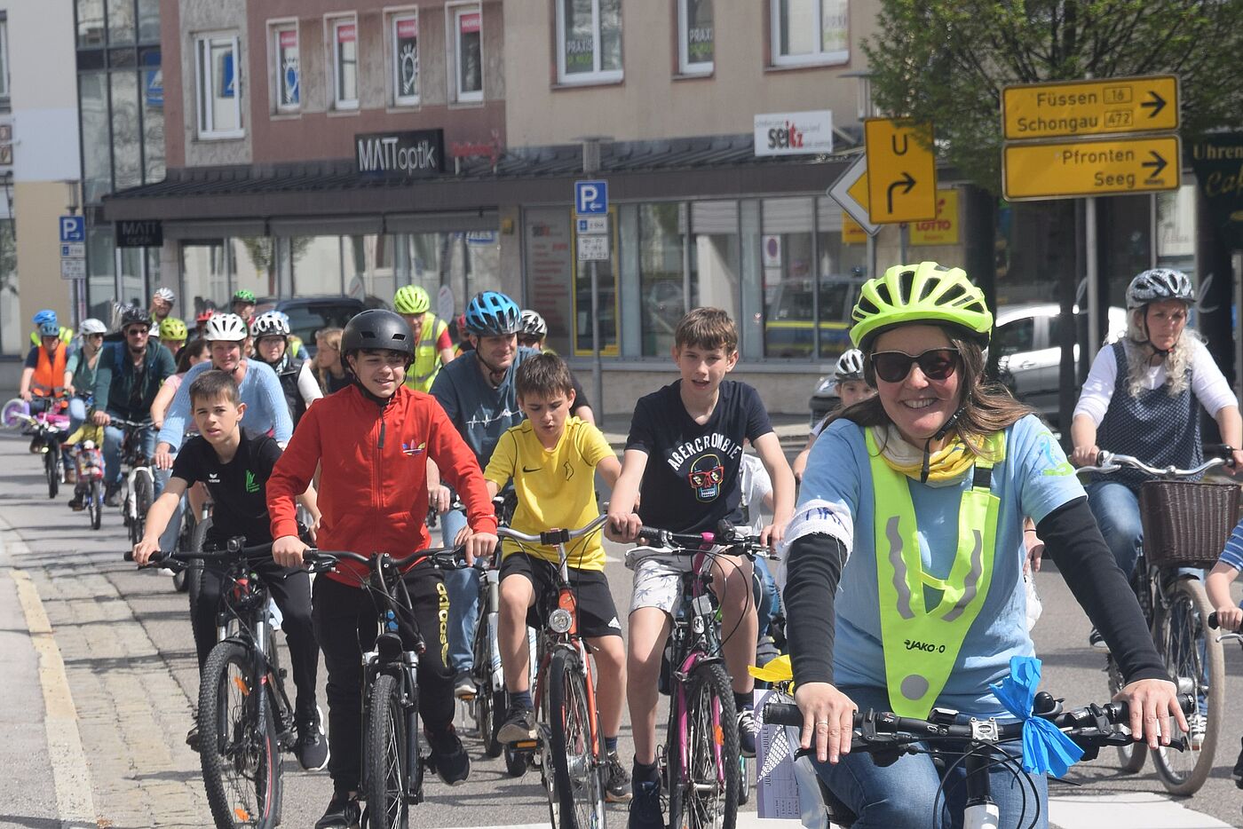 Unterwegs Radler:innen auf der Straße